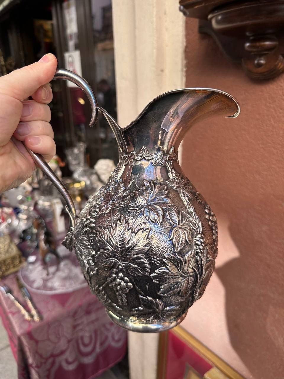 Красивый кувшин из серебра