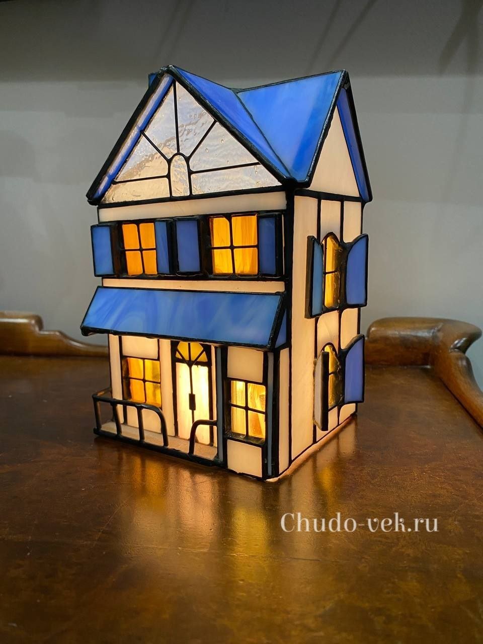 Настольная лампа “Сказочный домик” в технике Тиффани