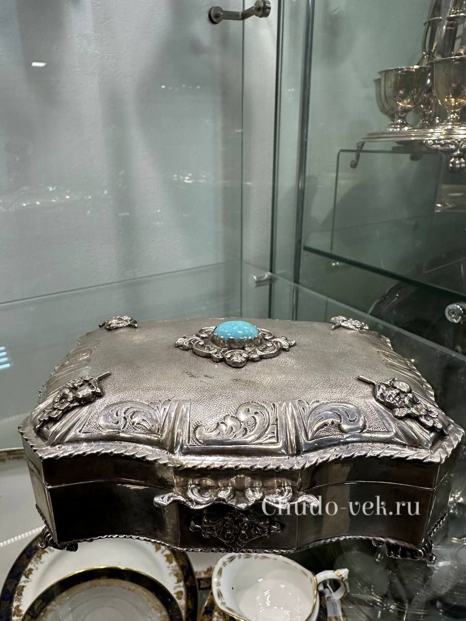 Старинная шкатулка с бирюзой