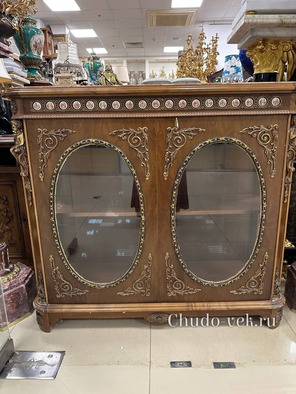 Комод-витрина