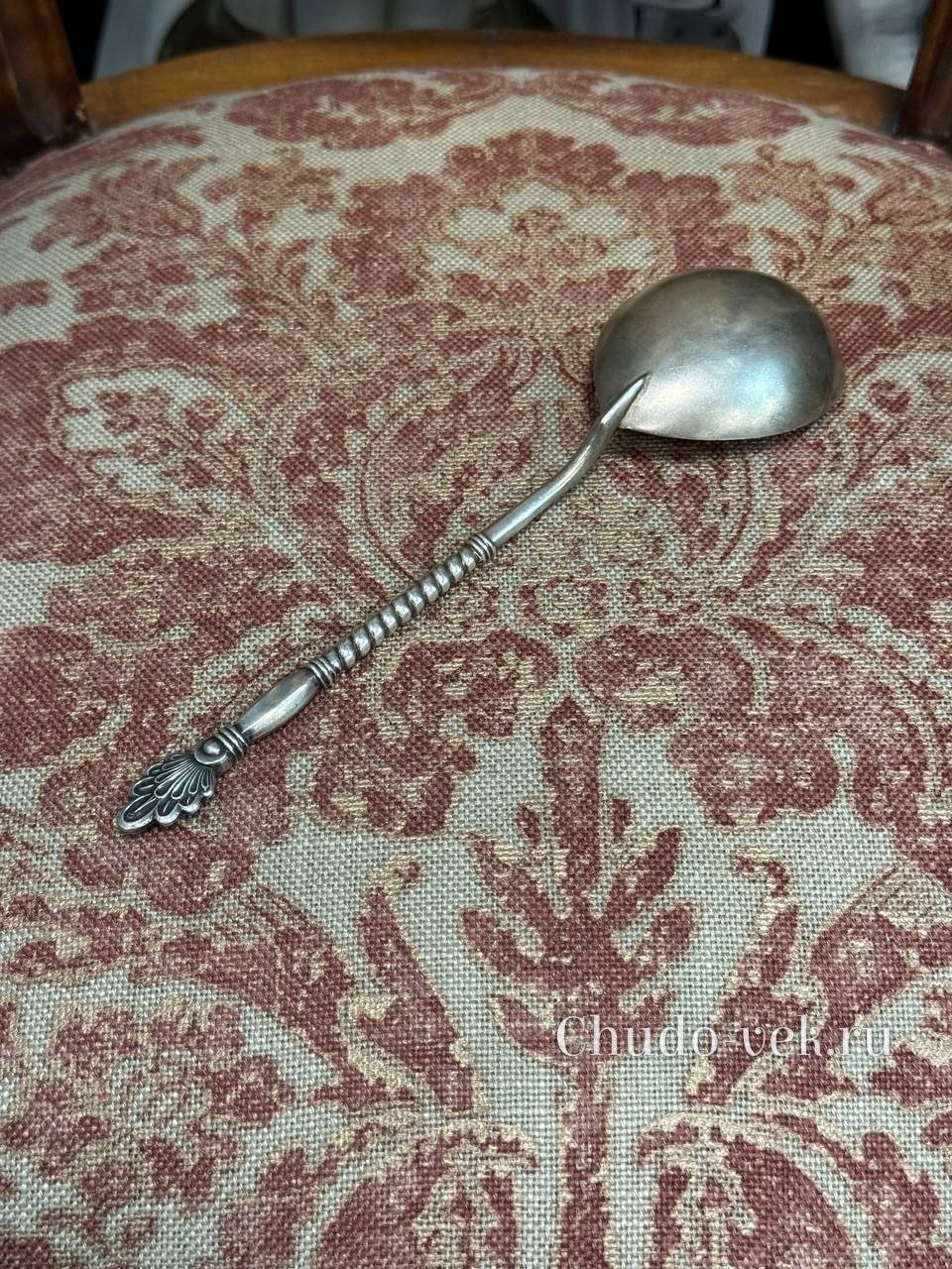 Крупная ложка с декором на ручке — изображение 4